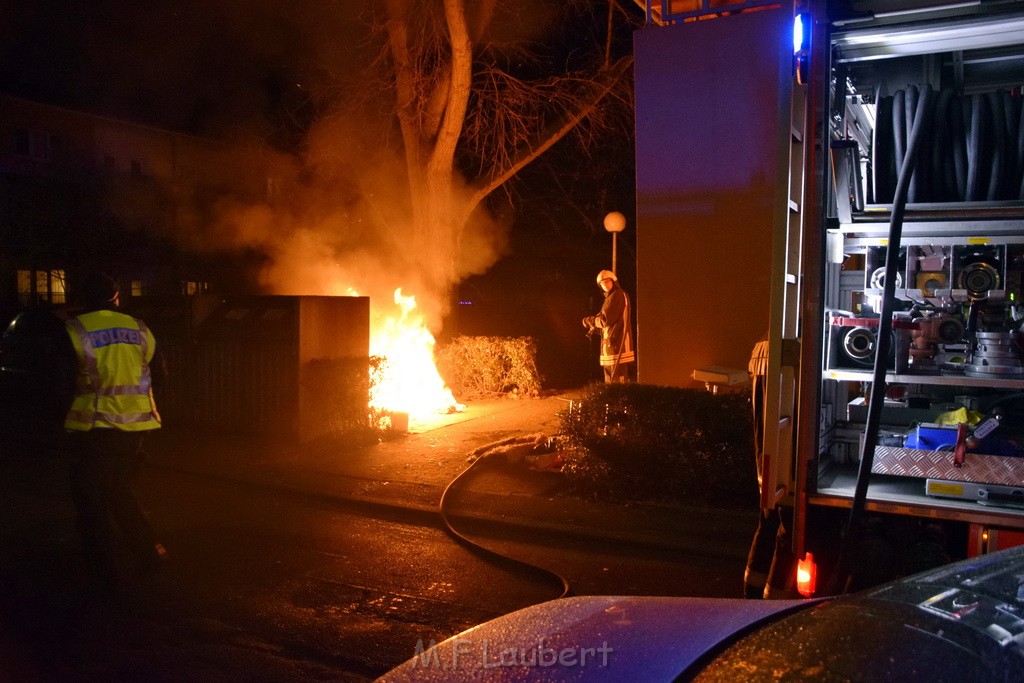 Mehrere Muell Sperrmuellbraende Köln Vingst Ansbacherstr P11.JPG - Miklos Laubert